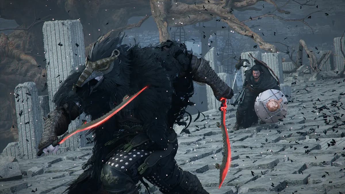붉은사막 클리프가 거대한 까마귀 형상의 보스와 곡검 무기로 격돌하는 인게임 장면