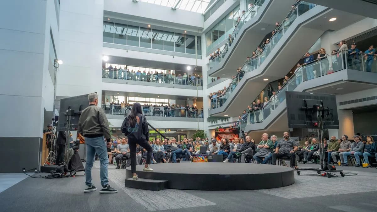 Asha Sharma와 Matt Booty가 Xbox 직원들 앞에서 발언하는 모습