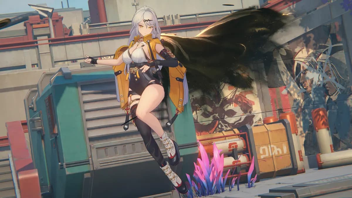 젠레스 존 제로 백발 여성 캐릭터가 노란 재킷과 검은 망토를 휘날리며 도시 골목에서 포즈를 취하는 게임 내 장면