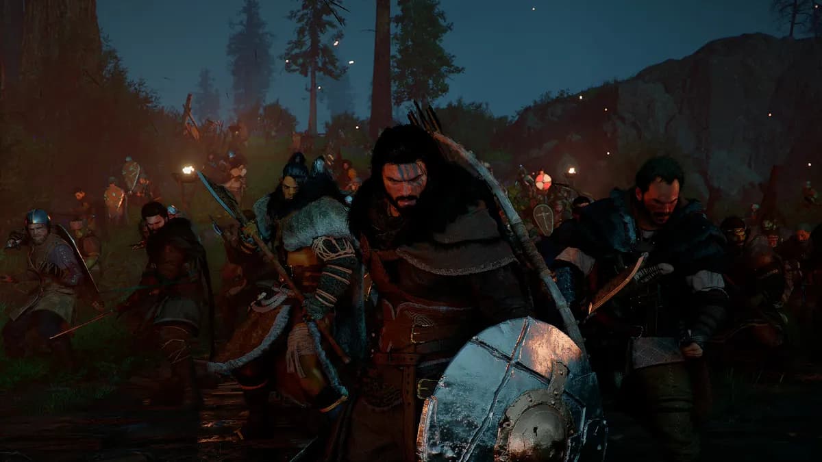 붉은사막 클리프와 동료 무장들이 야간 숲에서 진형을 이루는 인게임 장면