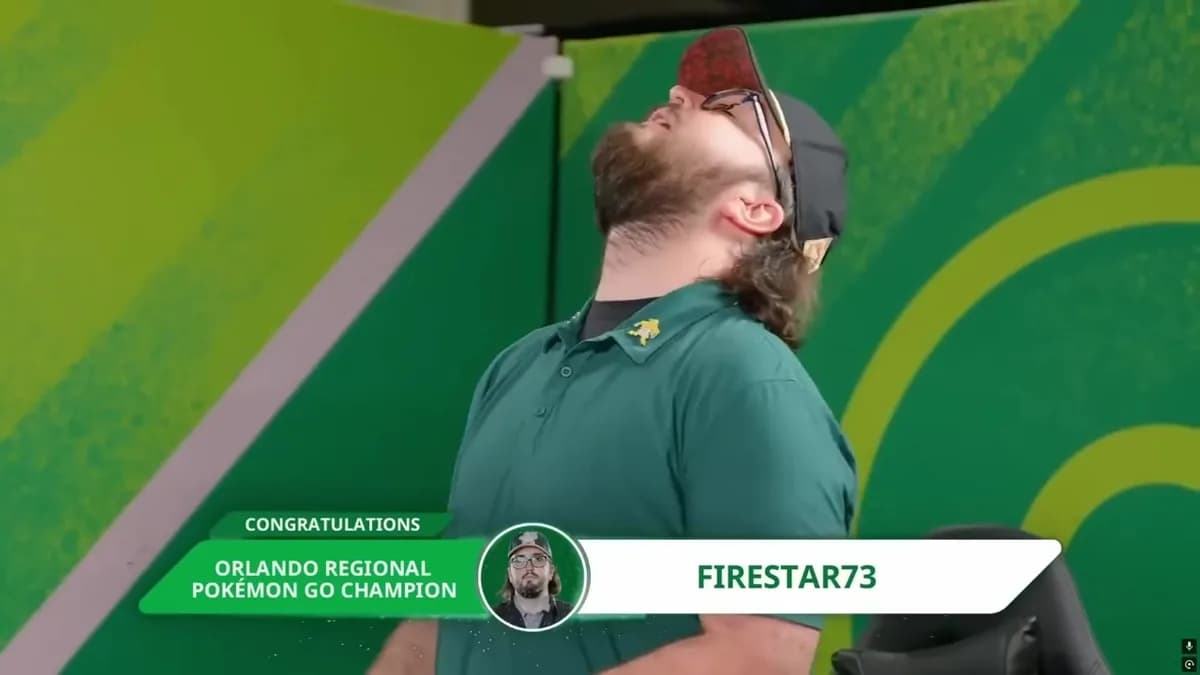 Firestar73가 우승 자막이 떠 있는 무대에서 고개를 들어 환호하는 장면