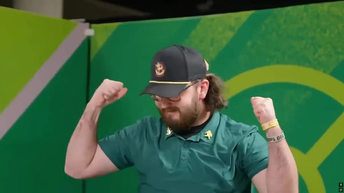 Firestar73가 포켓몬 GO 그랜드 파이널 직후 두 주먹을 들어올려 환호하는 장면