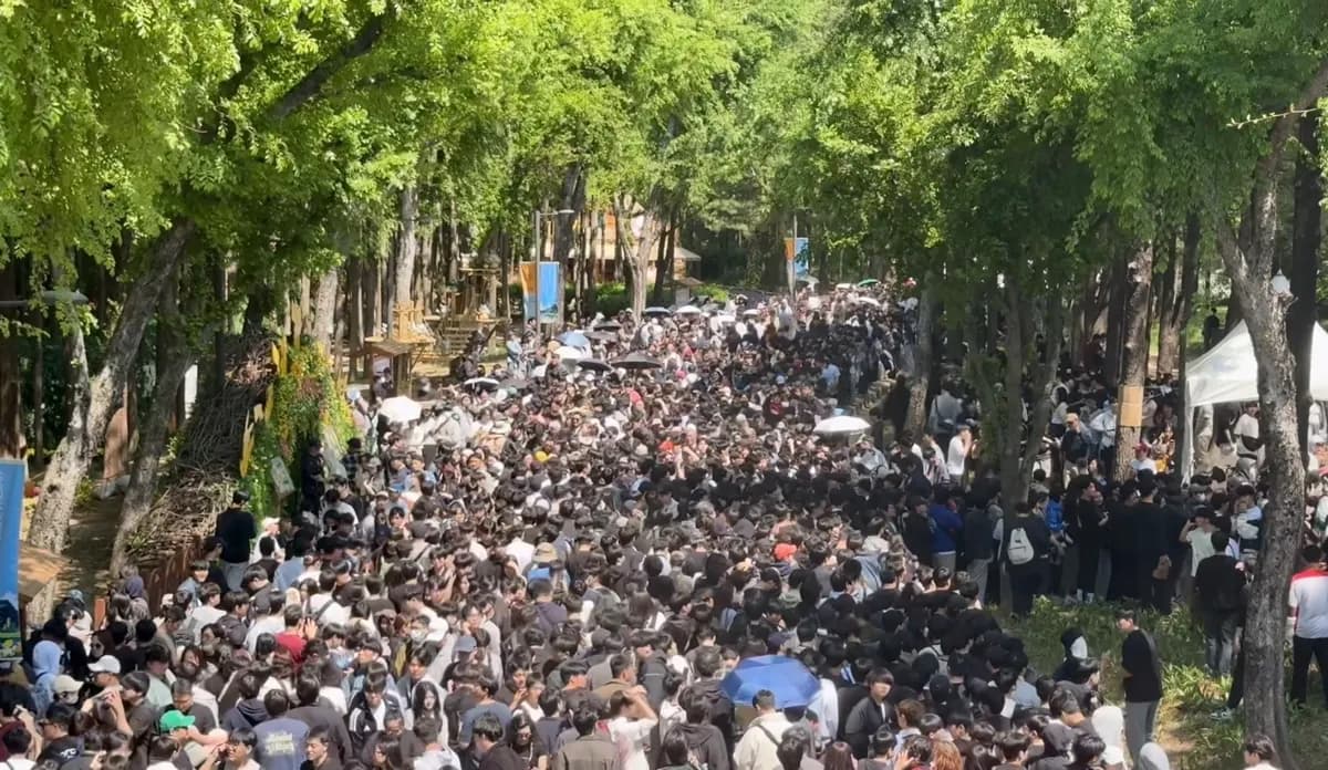 5월 1일 성수동·서울숲 일대 가로수길을 가득 메운 포켓몬 메가페스타 2026 첫날 방문객 인파