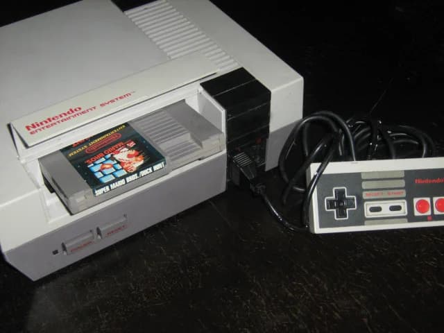 실제 NES 본체에 꽂힌 슈퍼마리오 브라더스 카트리지